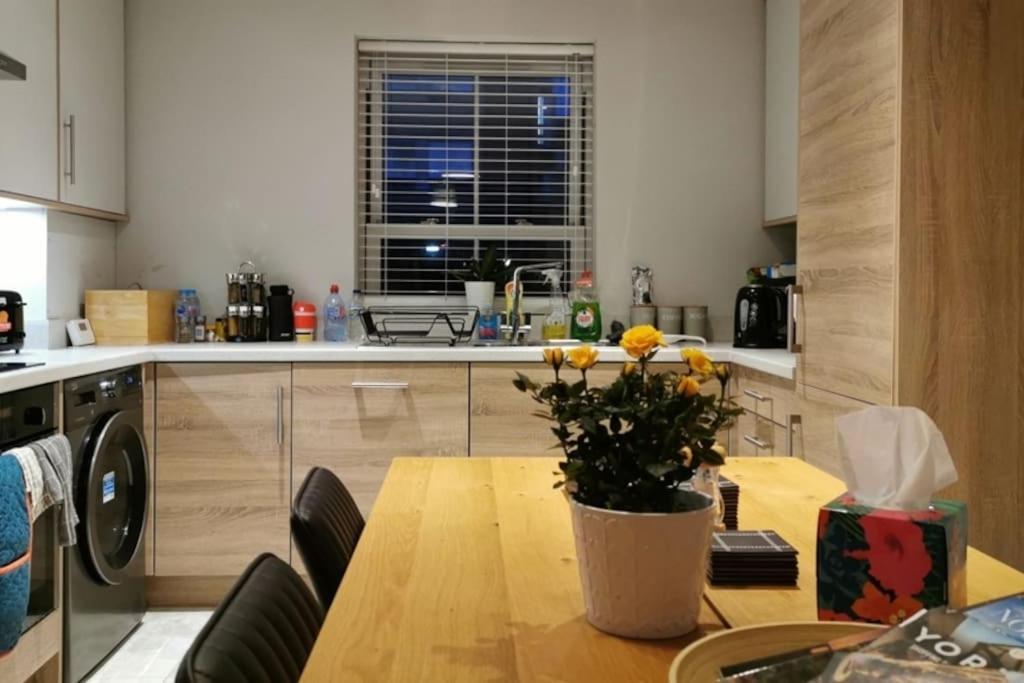 3 Bedroom Townhouse, Free Parking 约克 外观 照片