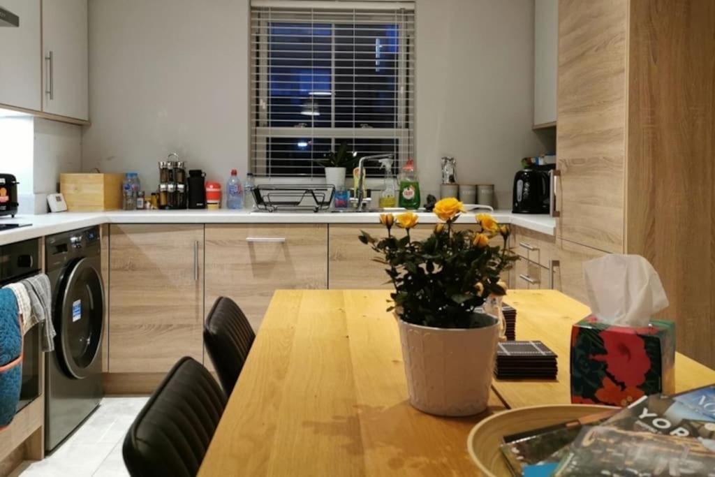 3 Bedroom Townhouse, Free Parking 约克 外观 照片